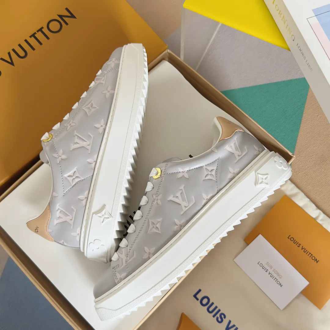 👟👟Ex-factory price 740👟👟 Top version LV Louis Vuitton L House Donkey Brand Stadium Series Casual Sports Shoes White Shoes Dexun Shoes Original purchase, development and production LV Stadium sports shoes are soft cow leather partially embossed with Monogram patterns, reproducing the retro design trend. Monogram canvas trim and toe perforations bring together exquisite details, the tongue is decorated with LV letter label, and the outsole depicts the Louis Vuitton logo. Exquisitely packaged at the delivery counter🛍📦 ▪️ Fabric: Original imported first-layer cowhide ▪️ Lining: Original imported soft sheepskin lining ▪️ Sole: Original open-molded non-slip rubber outsole ▪️ Bottom thickness: 3CM ▪️ Size: Women's 35-41